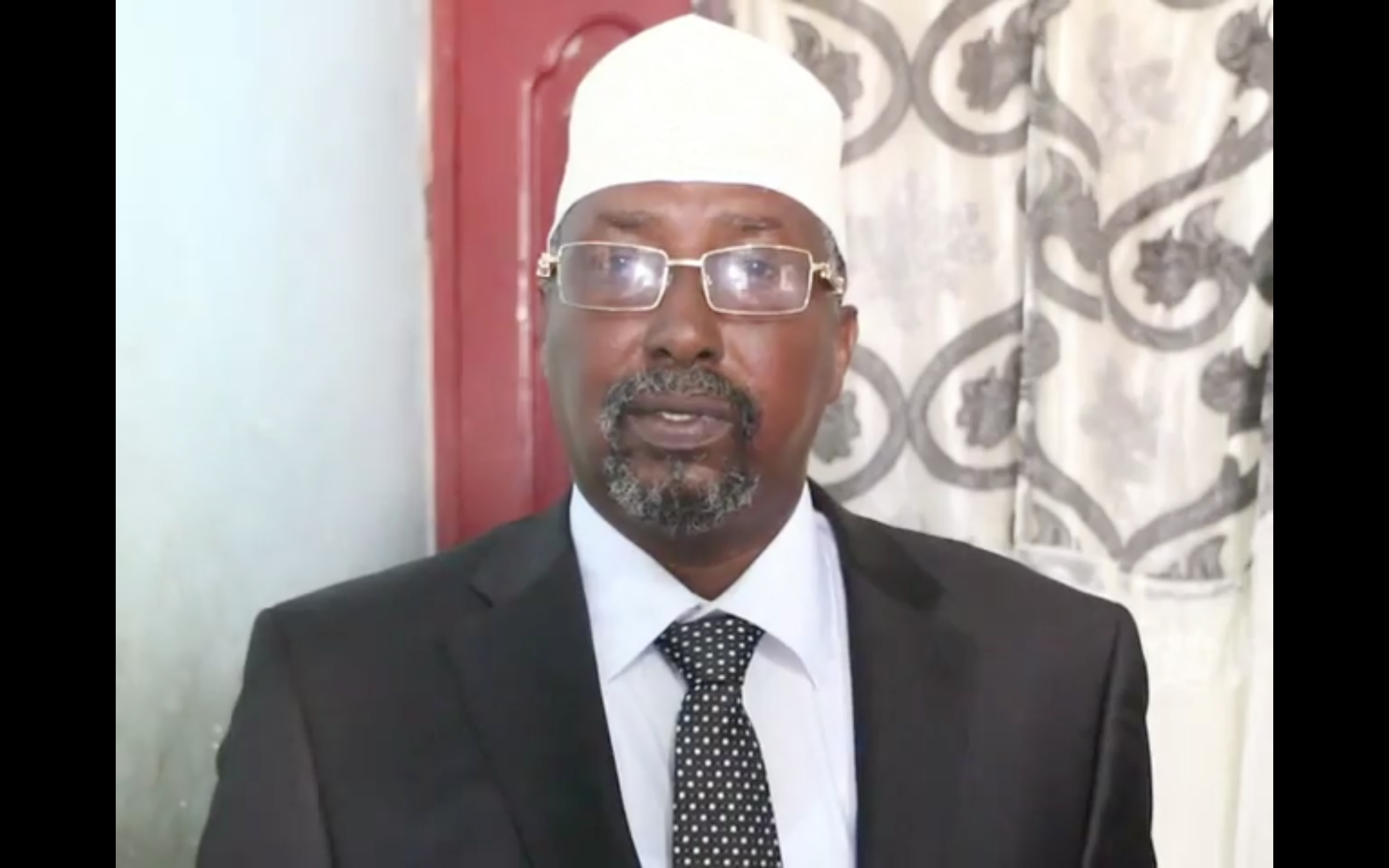 [Daawo Yaabka Somalia?] Taliyaha Amisom oo Garoonka diyaaradaha Markacadeey ka iibsaday Dowladda Talyaniga