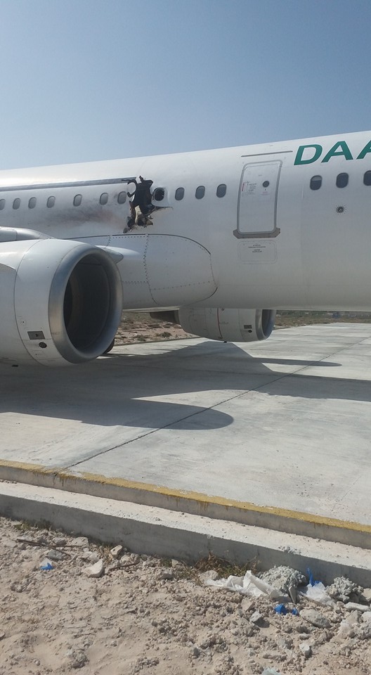 Somalia:Video Explosion, fire on board Daallo Airlines
